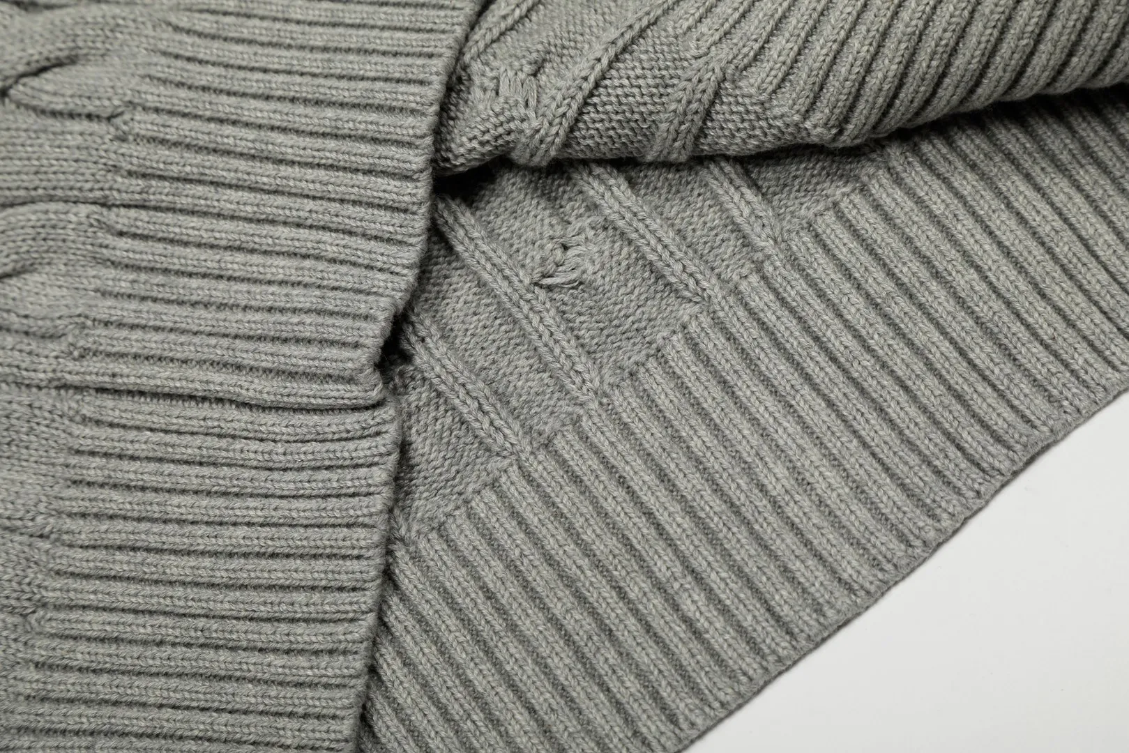 P220 Top quality" Style number: DS012# (not off the shelves all year round) [Ralph Lauren round neck solid color pony embroidered logo twist knitted sweater] ✅Ralph Lauren Ralph Lauren classic basic versatile unisex knitted pullover round neck sweater ✅Main supplier platform live broadcast Wholesale entity Replenish when out of stock Not off the shelf ✅ZP quality 1:1 version Scan the code to enter the GF website Counter quality ✅Detailed quality is the only one in Guangzhou Imported quality cotton yarn, focusing on high-end, cost-effective, good quality needless to say ✅The version is restored to the original order, the maximum size can be worn up to 190 pounds, loose, comfortable and stress-free ✅The upper body is simple and easy to match, ootd must-have style, good-looking clothes are never picky, a must-have in couples' wardrobes.